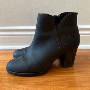 Clarks Collection Winter boot with heel size 10